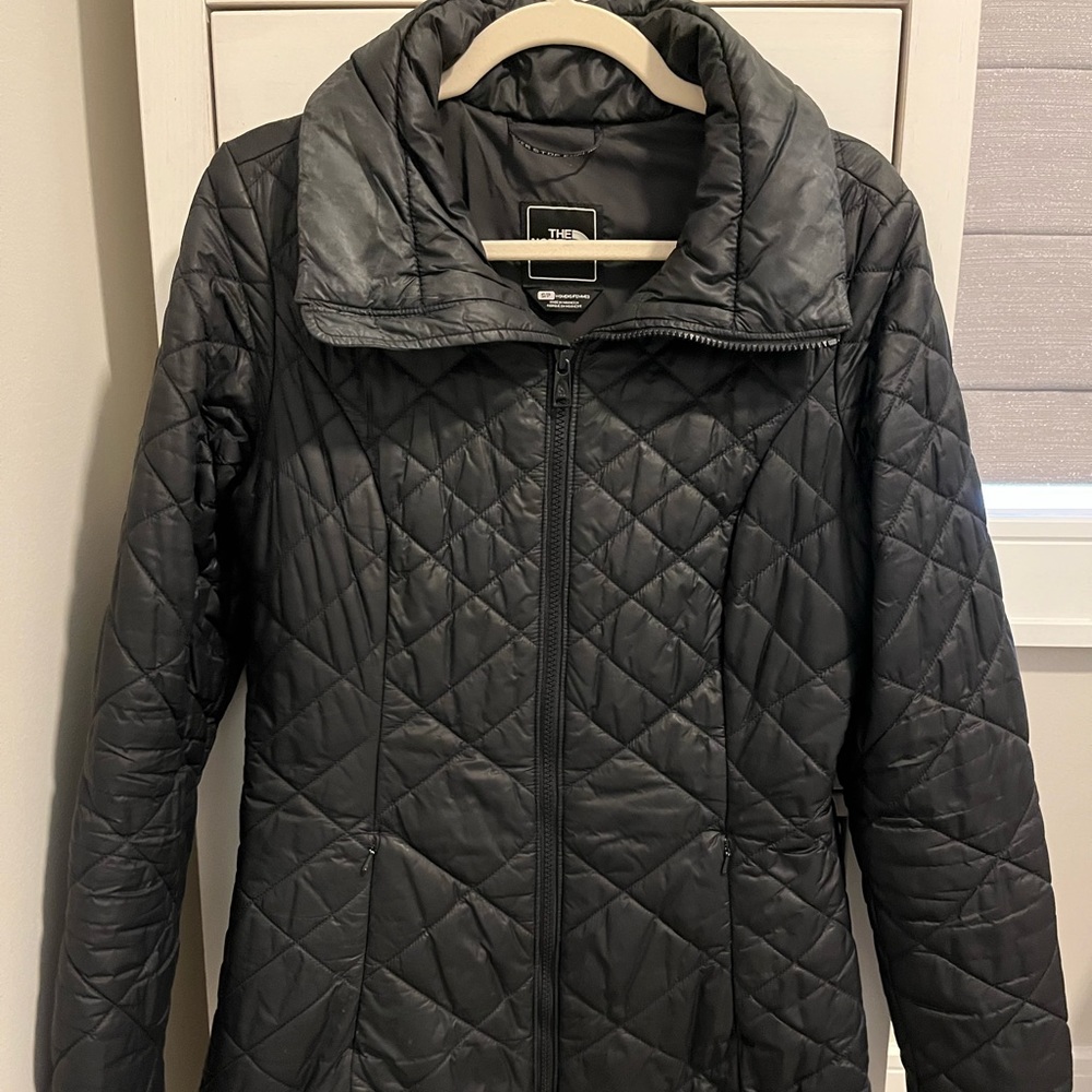 North Face black parka size small. Great condition